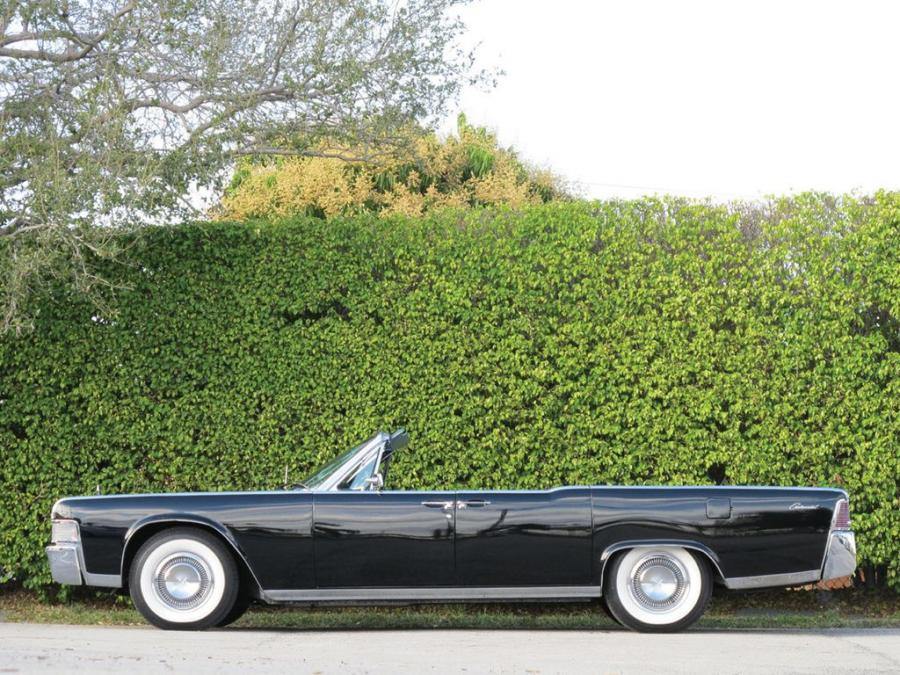  Lincoln Continental Convertible 1965 года  (фото 11 из 22)